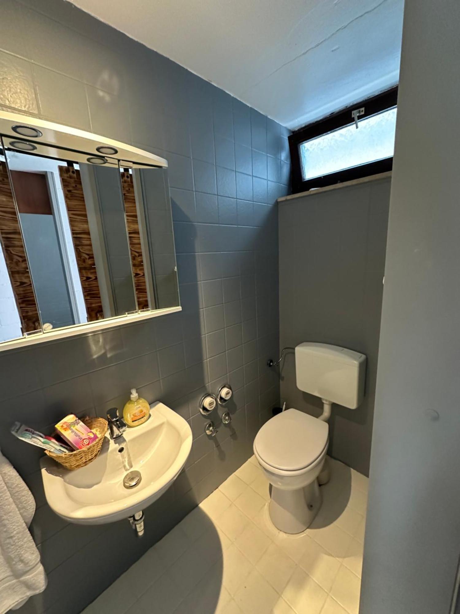 Guenstiges Kirchberg 2 Zimmer-bei Crailsheim-auch Fuer Monteure- 3 Betten 1 Schlafsofa - Einfache Schnucklige Unterkunft- Fuer 80 Eur Pauschal